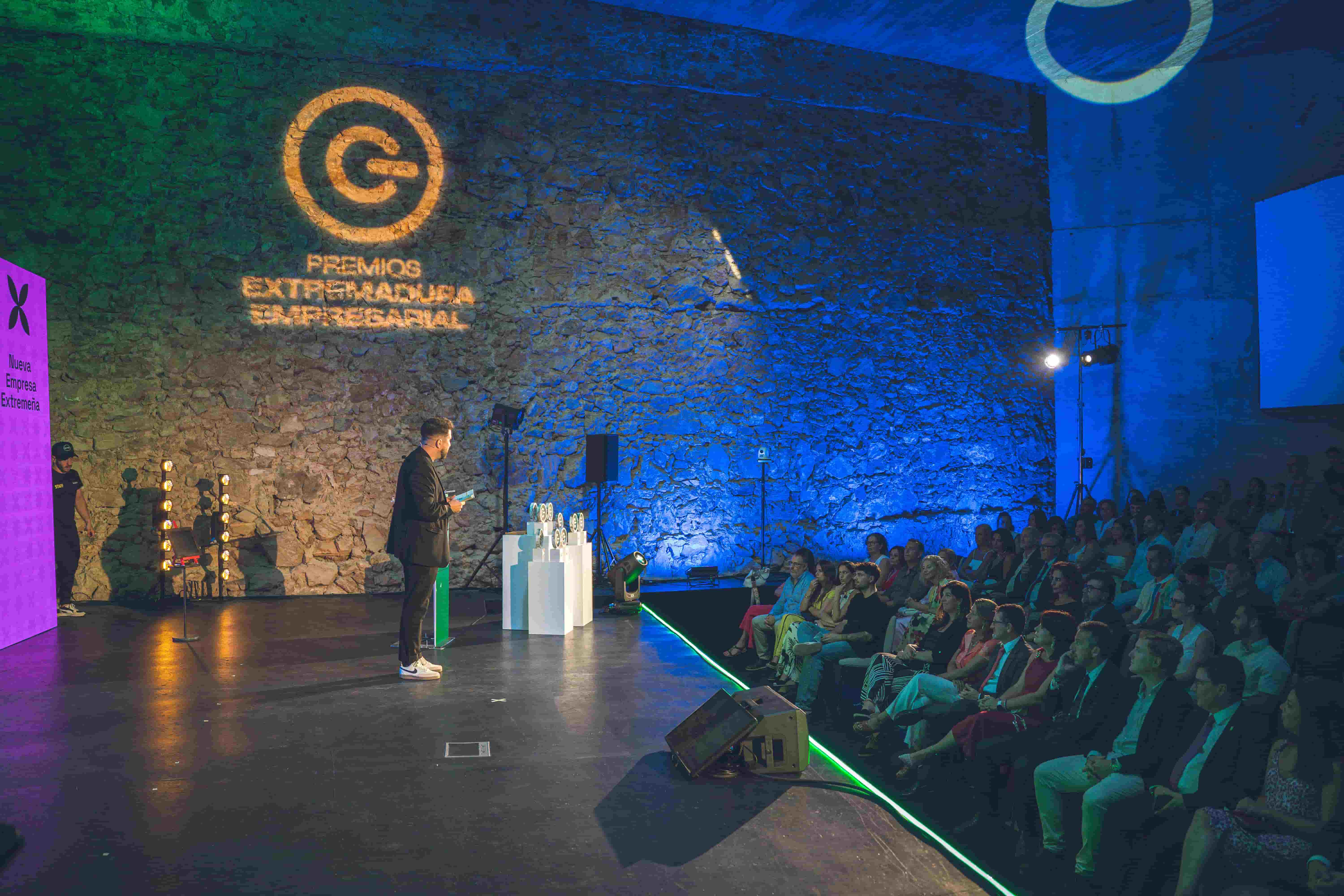 Mago presentador vs maestro de ceremonias: cuál necesita tu evento